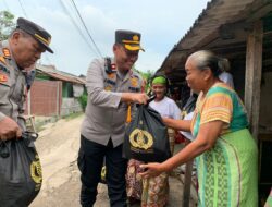 Polsek Cikarang Timur Distribusikan Paket Sembako Bantuan Kemanusiaan Dari Kapolri