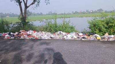 Jorok !!! Sampah Berserakan di Jalan Labansari – Bojongsari Merusak Pemandangan