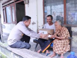 Senyum Bahagia Warga Terima Bansos dari Kapolres Kediri di Bulan Ramadhan