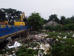 Puluhan Ton Sampah Sumbat Aliran Kali Ciherang, 10 Truk Dikerahkan UPTD Wilayah IV Angkut Sampah