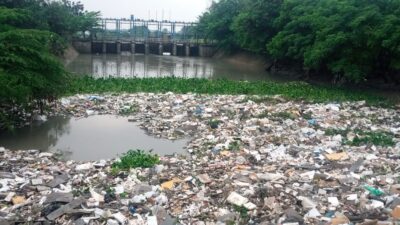 Sampah Menumpuk di Jembatan Caringin Akhirnya Diangkat