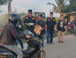 Gibas sektor Pebayuran, Berbagi Takjil Kepada Pengguna Jalan