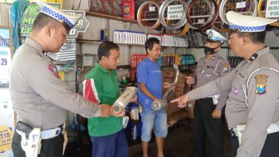 Polisi Door To Door Berikan Sosialisasi Larangan Knalpot Brong di Kota Kediri