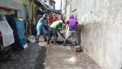 Antisipasi Genangan Air ke Pemukiman, DPUPR Kota Kediri Kebut Bersihkan Drainase