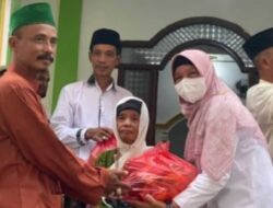 Pemdes Bumirestu Bagikan Santunan Ke Anak Yatim dan Lansia