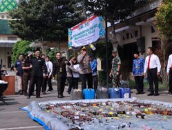 Bersama Forkopimda, Polres Kediri Musnahkan Ribuan Botol Miras