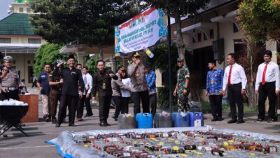 Bersama Forkopimda, Polres Kediri Musnahkan Ribuan Botol Miras