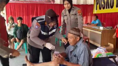 Sigap, Tim Posko Kesehatan Polres Lamsel Evakuasi Pemudik R2 Terjatuh di Jalinsum