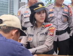 Polisi Cantik di Lamsel Bagikan Vitamin ke Pemudik Roda Dua