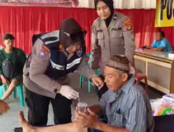 Sigap, Tim Posko Kesehatan Polres Lamsel Evakuasi Pemudik R2 Terjatuh di Jalinsum