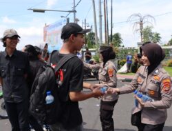 Polwan Polresta Bandar Lampung Bagikan Coklat Kepada Massa Aksi Unjuk Rasa May Day