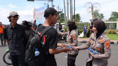 Polwan Polresta Bandar Lampung Bagikan Coklat Kepada Massa Aksi Unjuk Rasa May Day