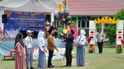 Pelepasan SMAN 1 Palas, Ditandai Pelepasan Bet Atribut Oleh Kepala Sekolah