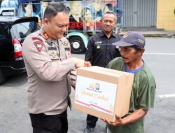 Jumat Berkah, Kapolres Blitar Bagikan Paket Sembako