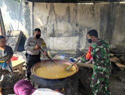 Bentuk Sinergitas dan Kepedulian, TNI-Polri Bantu Warga Siapkan Pesta Hajatan