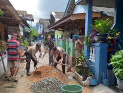 Bangun Sikap Gotong Royong, TNI-Polri Bantu Pembuatan Talud Untuk Warga