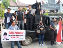 Gelar Aksi, Sejumlah Masa Sampaikan Tuntutan Dihalaman Kantor Bupati Limapuluh Kota