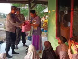 Giat Anjangsana, Kapolsek Blanakan Berikan Sembako dan Al Qur’an Kepada Guru Ngaji