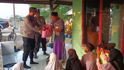 Giat Anjangsana, Kapolsek Blanakan Berikan Sembako dan Al Qur’an Kepada Guru Ngaji