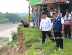 Kepala Dinas Perkimtan Tinjau Lokasi Longsor Sungai Cipamingkis