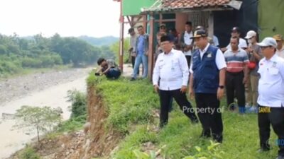 Kepala Dinas Perkimtan Tinjau Lokasi Longsor Sungai Cipamingkis