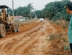 Anggota Dewan dan Kades Perbaiki Jalan Poros, Batas Desa Sumber Agung Menuju Tabir Selatan