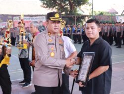 Kapolres Kediri Serahkan Tropi dan Penghargaan ke Pemenang Lomba Satkamling