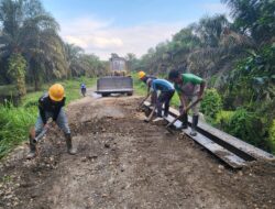 Peduli Lingkungan, PT. Sugun Perbaiki Jembatan Penghubung Tiga Desa