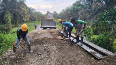 Peduli Lingkungan, PT. Sugun Perbaiki Jembatan Penghubung Tiga Desa