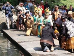 Kembangkan Budaya, Bupati Mojokerto Ikuti Prosesi Unduh-Unduh Patirtan Jolotundo 2023