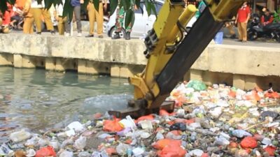 DLH Kota Bekasi Aksi Bersih-Bersih Sepanjang Kali Bekasi