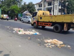 Muatan Dari Truk Sampah DKI, Berserakan di Jalan Siliwangi Bekasi