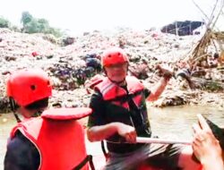 Kegiatan Penelusuran Sungai Cikeas Dikagetkan Dengan Tumpukan Sampah