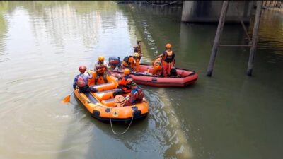 Tim SAR Gabungan Lakukan Pencarian Pria Tanpa Indentitas Yang Menyeburkan Diri Ke Kali Bekasi