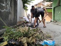 Antisipasi Wabah Penyakit Di Puncak Musim Kemarau, Warga Bebersih Lingkungan