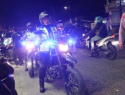 Antisipasi Gangguan Kamtibmas, Polwan Polres Metro Bekasi Berpatroli Serta Bagikan Sembako