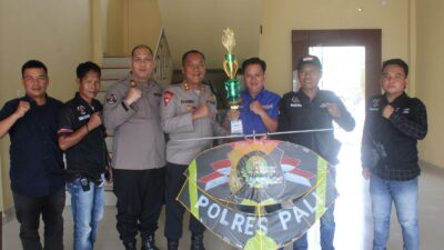 Kapolres Pali Terima Piala Juara Satu Umum Lomba Layangan 2023