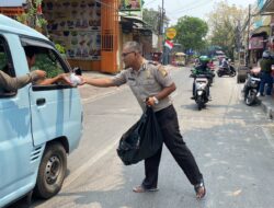 Rayakan Kebersamaan, Kapolsek Koja Syahroni Bagikan Makanan kepada Masyarakat Tugu Utara