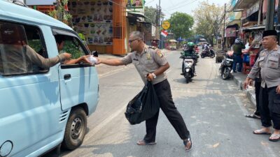 Rayakan Kebersamaan, Kapolsek Koja Syahroni Bagikan Makanan kepada Masyarakat Tugu Utara