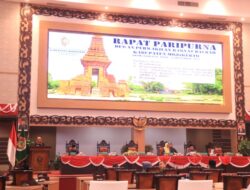 Ikuti Paripurna DPRD, Bupati Mojokerto Sampaikan Jawaban Atas Pandangan Fraksi Terhadap Rancangan Perubahan APBD 2023