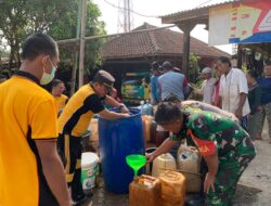 Kapolsek Kalijati dan Anggota Polsek Polres Subang Salurkan Bantuan Air Bersih Ke Masyarakat