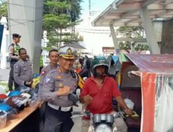 200 Helm SNI Dibagikan Ditlantas Polda Sumut Ke Abang Bentor di Kota Medan