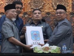 Sambil Sampaikan Raperda 2024, H.Mashuri dan Nilwan Pamitan dengan Dewan