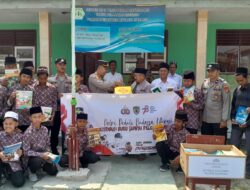 Kapolsek Palas Bagikan Buku ke Santri Pondok Pesantren Miftahul Huda Palas