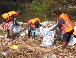 Rehab Kali Cikarang Bersama Komunitas Engler Bersihkan Sampah di Kali Cikarang