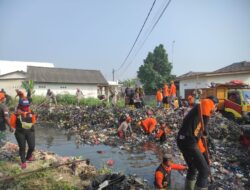 Tumpukan Sampah Di Kali Srengseng Cikarang Hilir Mulai Di Bersihkan