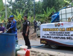 Desa Kelawi Kesulitan Air, Polres Lampung Selatan Bagikan Air Bersih