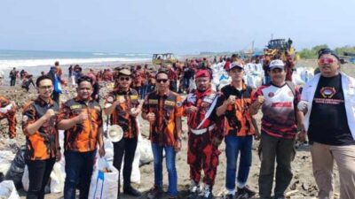 PP Kota/Kabupaten Sukabumi Bareng Sapma PP, Kolaborasi Bersihkan Pantai Cibutun