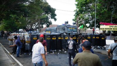 Polres Lamsel Gelar Simulasi Sispamkota Depan Kantor KPUD