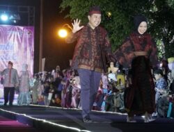 Pj Bupati Merangin Beserta Istri Tampil Memukau di Acara Jambi Berbatik